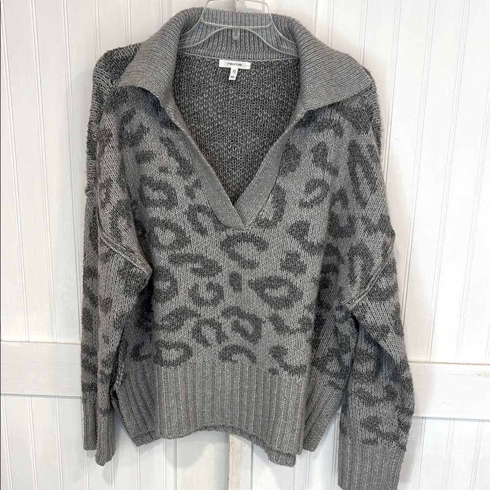 Maurice’s  Leopard Print light & dark gray, soft v-neck Sweater size XL